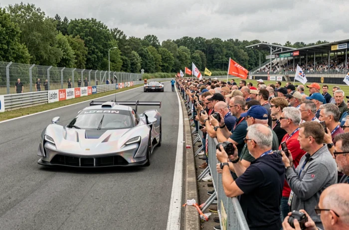Foule de spectateurs admirant la Dream Machine lors d'une exposition sur le circuit du Mans